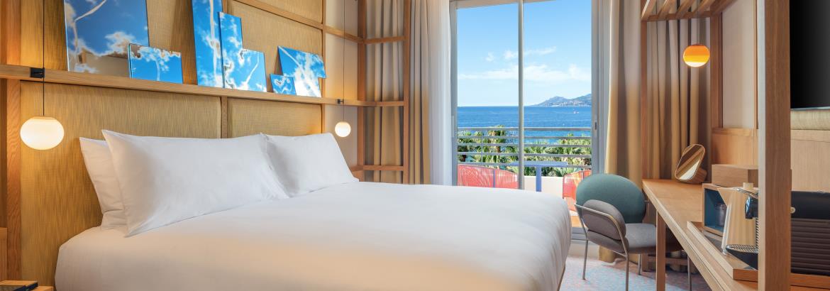 Deluxe Room with Sea View - Bedroom