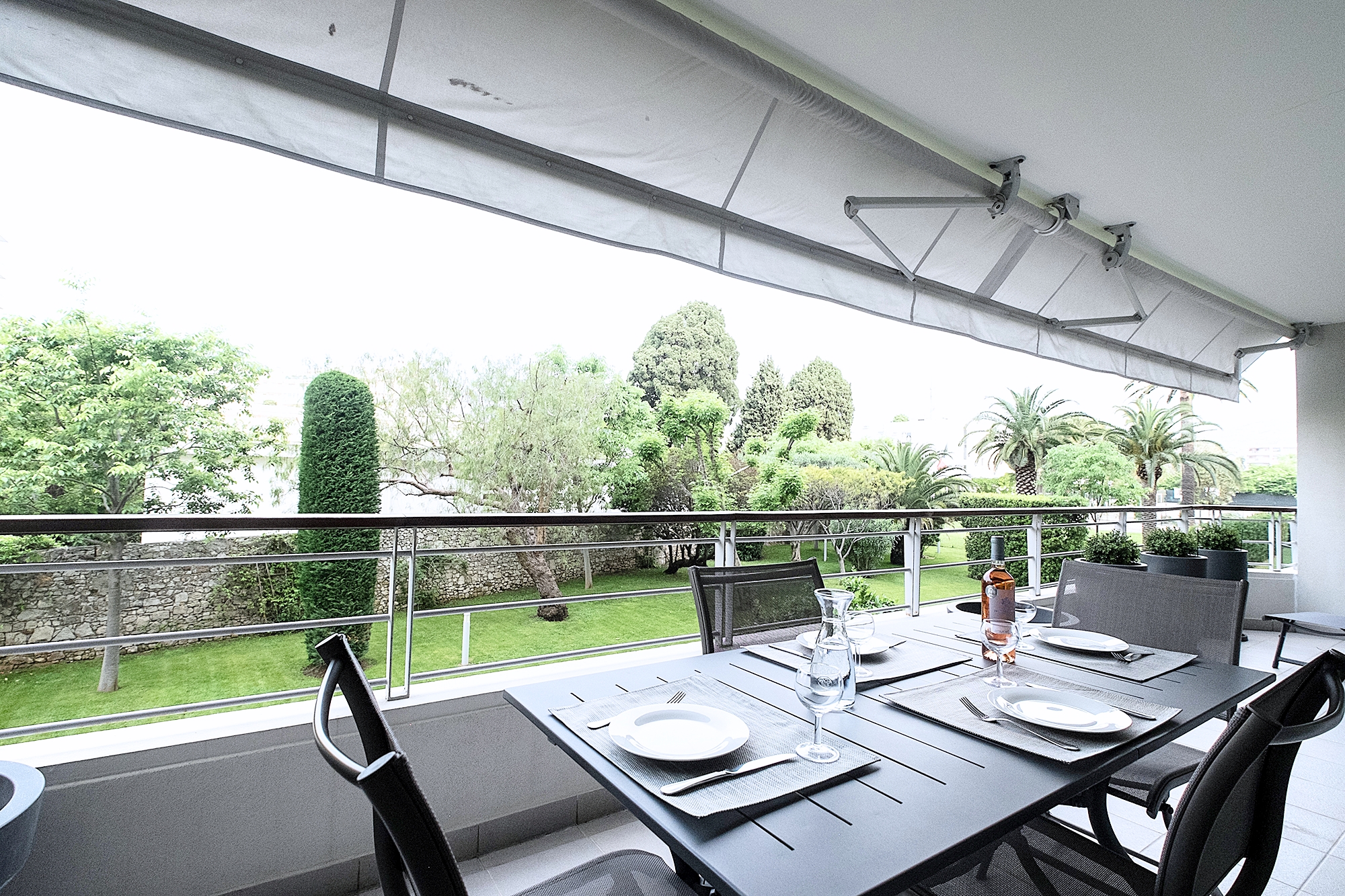 TERRASSE AVEC TABLE CRISTAL CROISETTETERRASSE-AVEC-TABLE.jpg